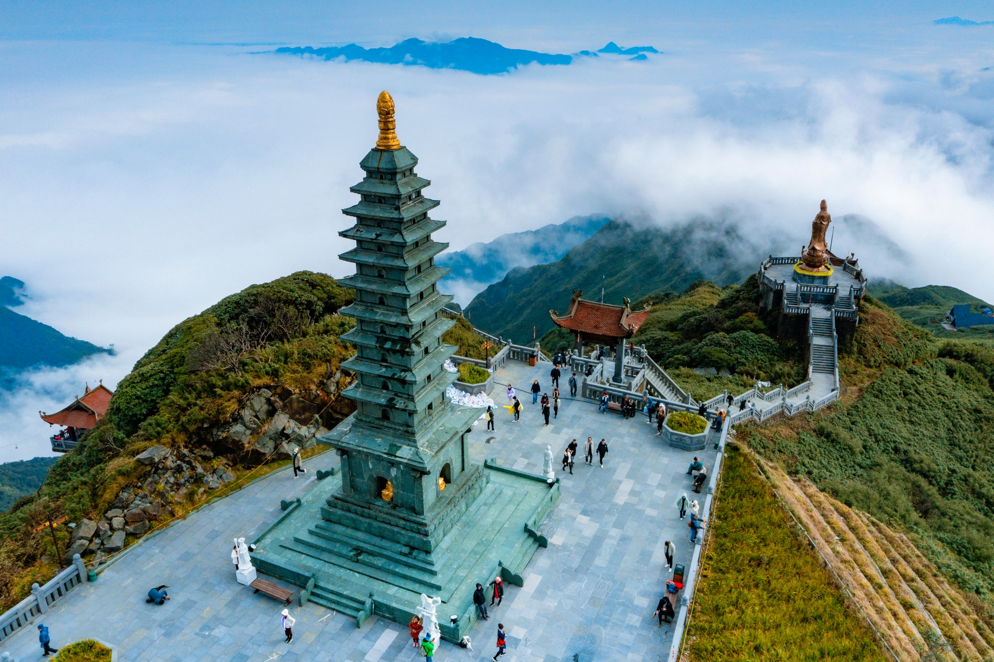Tòa Bảo Tháp sừng sững giữa mây trời Hoàng Liên Sơn.