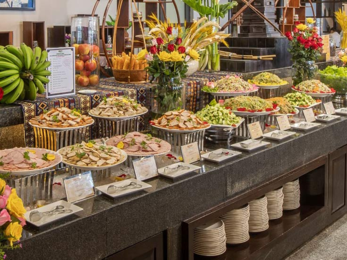 Buffet Vân Sam mang đến trải nghiệm ăn uống trọn vẹn trong không gian đậm chất văn hóa.