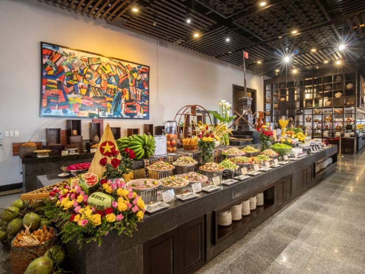 Buffet Fansipan Mây Trời tại Vân Sam có hơn 50 món Á Âu và đặc sản Tây Bắc.