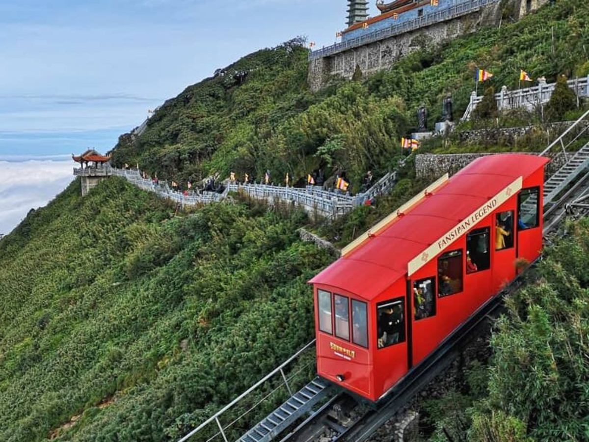 Tàu hỏa leo núi Mường Hoa đưa du khách qua hành trình ngắm cảnh tuyệt đẹp của Sa Pa.