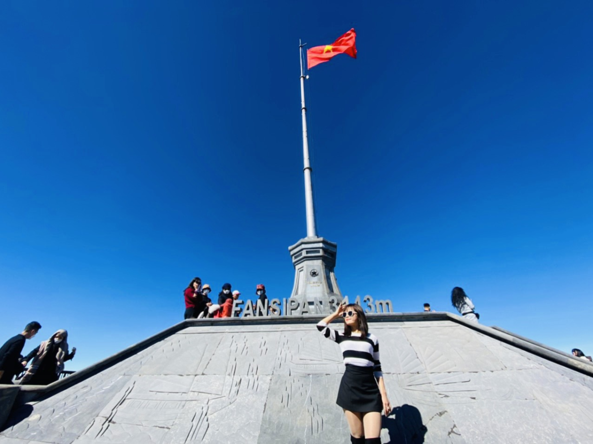 Cột Cờ Fansipan là biểu tượng thiêng liêng đánh dấu khoảnh khắc chinh phục nóc nhà Đông Dương.