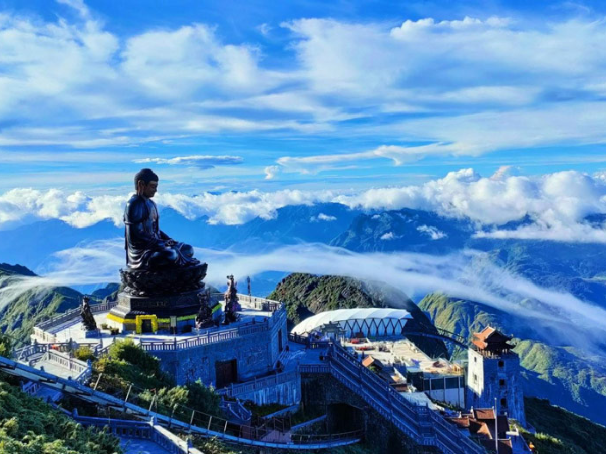 Từ khoang tàu Đỗ Quyên du khách có thể ngắm biển mây cuộn lớp và trời xanh tuyệt đẹp.