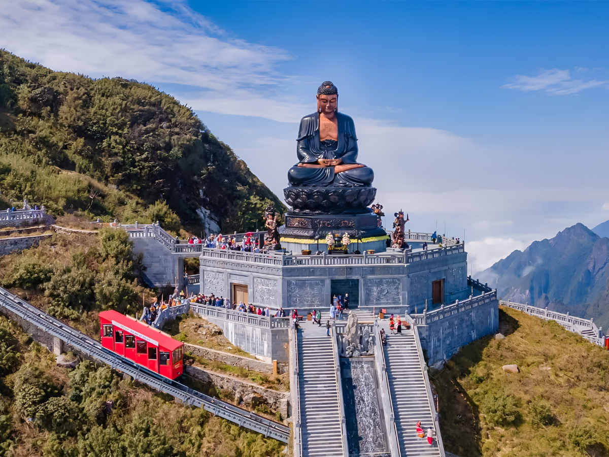 Tàu hỏa Đỗ Quyên mở ra góc nhìn hoàn toàn mới giúp du khách cảm nhận khác về Fansipan