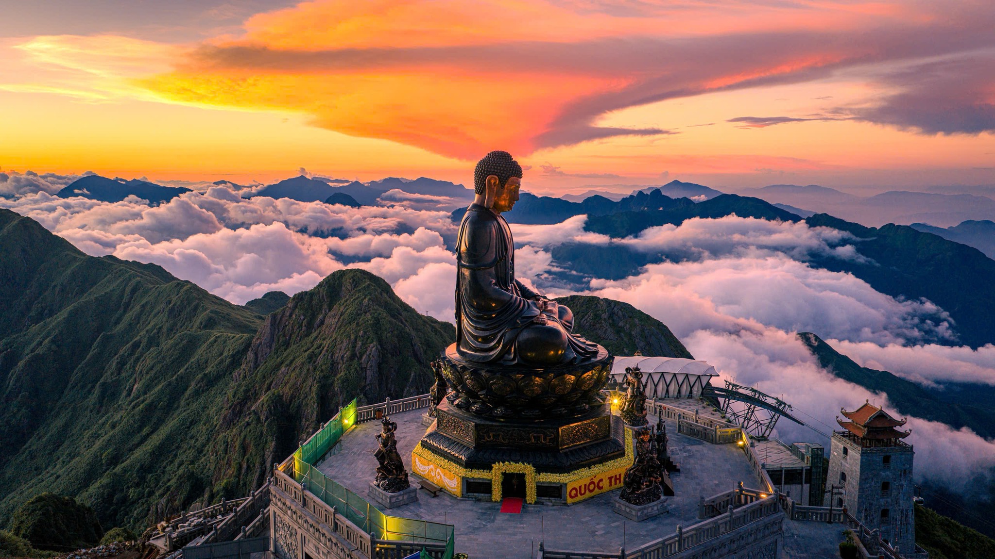 Đại tượng Phật A Di Đà uy nghiêm trên đỉnh núi Hoàng Liên Sơn.