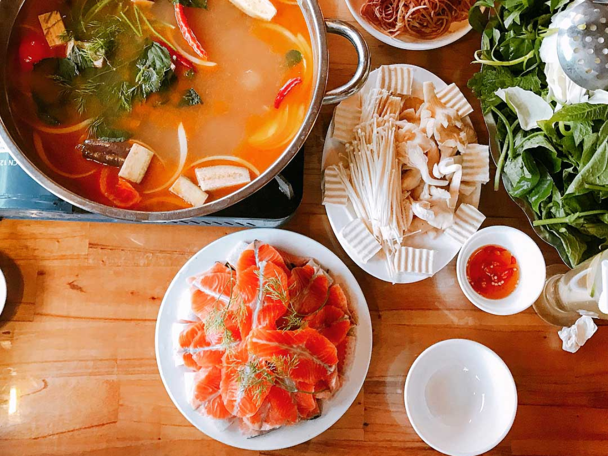 Du khách có thể thưởng thức nhiều đặc sản Tây Bắc hấp dẫn tại các nhà hàng quanh Fansipan.