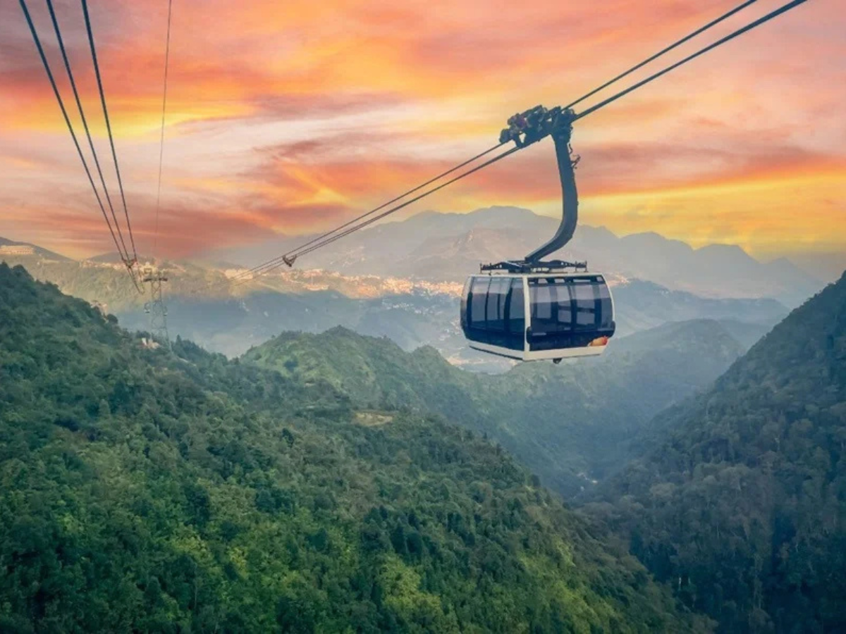 Chuyến cáp treo đưa du khách lên ga Fansipan chỉ trong khoảng mười lăm phút nhanh chóng. 