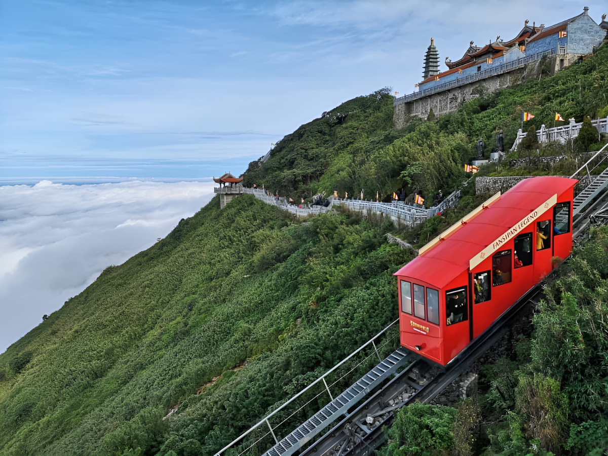 Vài năm gần đây tuyến tàu hỏa Đỗ Quyên phổ biến nhờ hành trình êm ái và đường hoa rực rỡ.