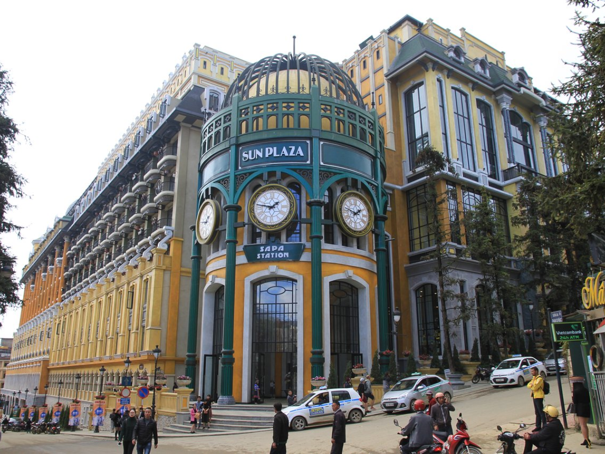 Hành trình khám phá Fansipan bắt đầu tại quảng trường Sun Plaza với không gian cổ điển ấn tượng.