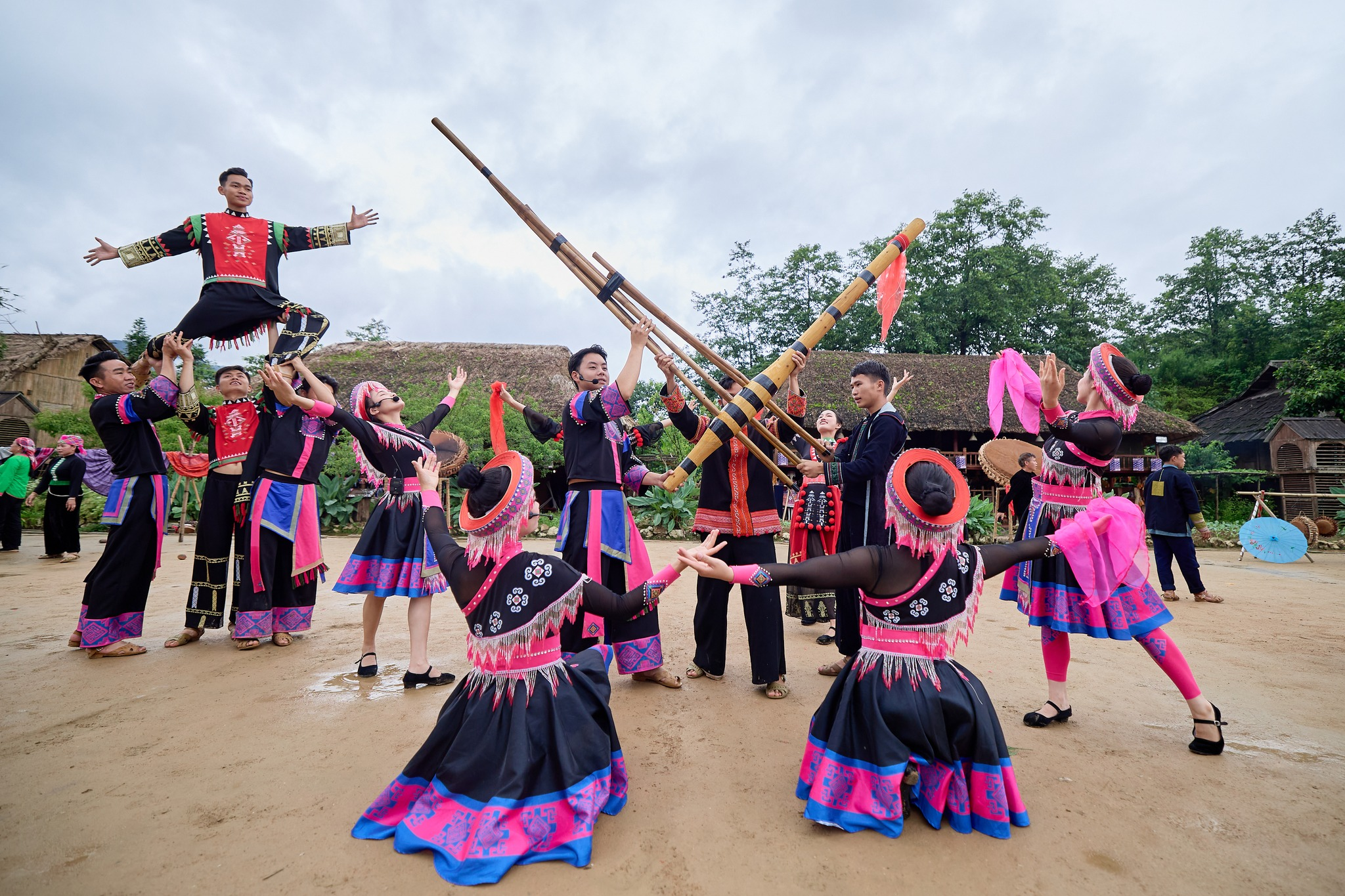 Show diễn “Đỉnh thiêng du ký” tái hiện bức tranh rực rỡ của "Phiên chợ Tây Bắc" tại Bản Mây
