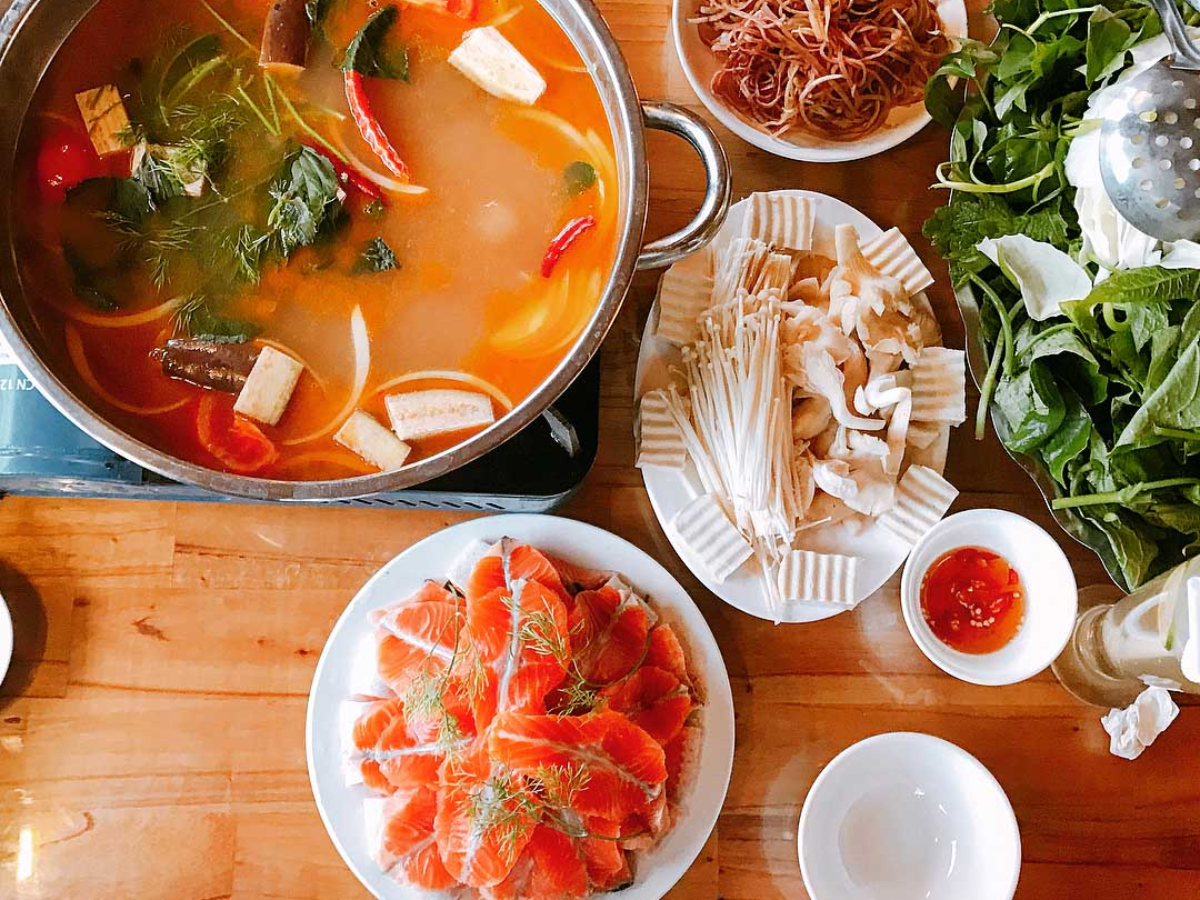 Ngoài check in rừng hoa bạn còn có thể thưởng thức thắng cố, lẩu cá hồi và đồ nướng tại ga Fansipan.