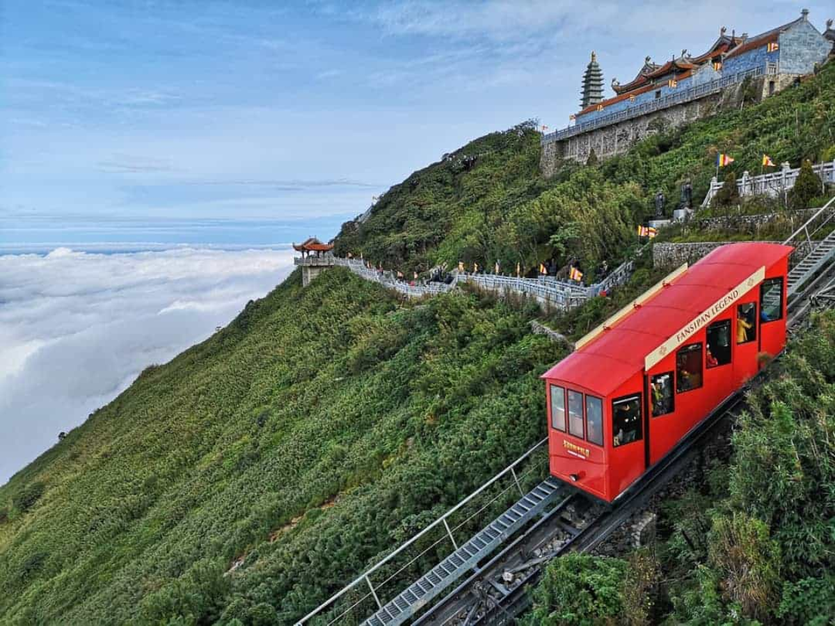 Tuyến tàu hỏa Đỗ Quyên nằm trên hành trình chinh phục Fansipan, nóc nhà Đông Dương hùng vĩ.