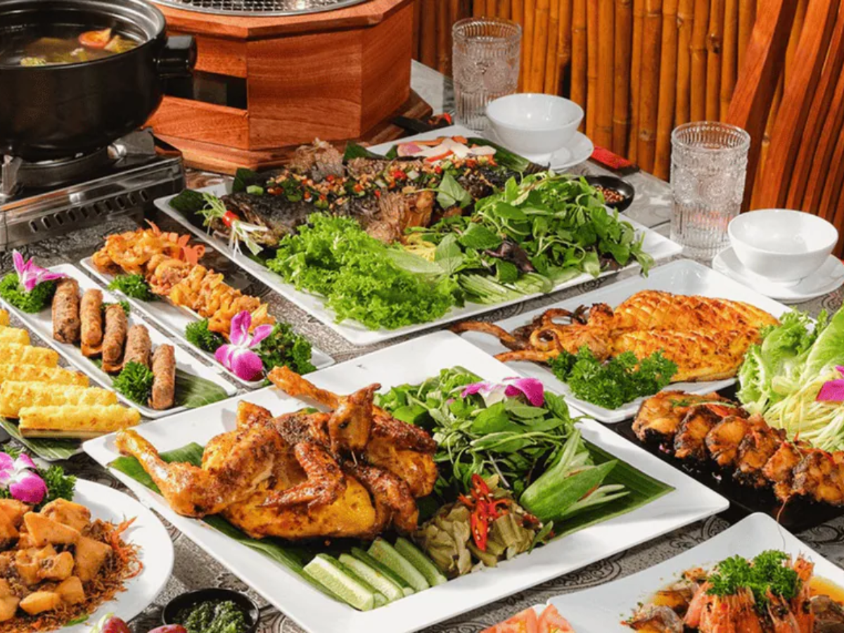 Buổi trưa bạn có thể dùng bữa tại nhà hàng trên núi và thưởng thức món Tây Bắc.