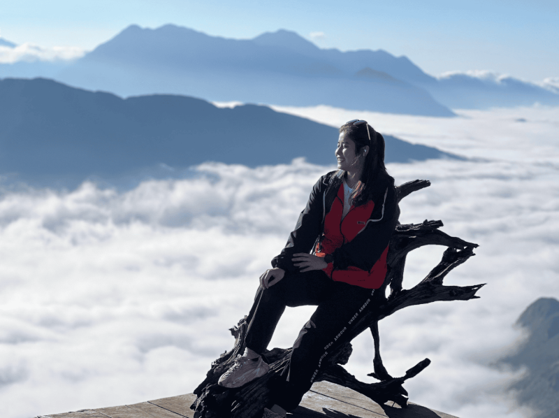 Giày trekking đế bám tốt là vật dụng bắt buộc.
