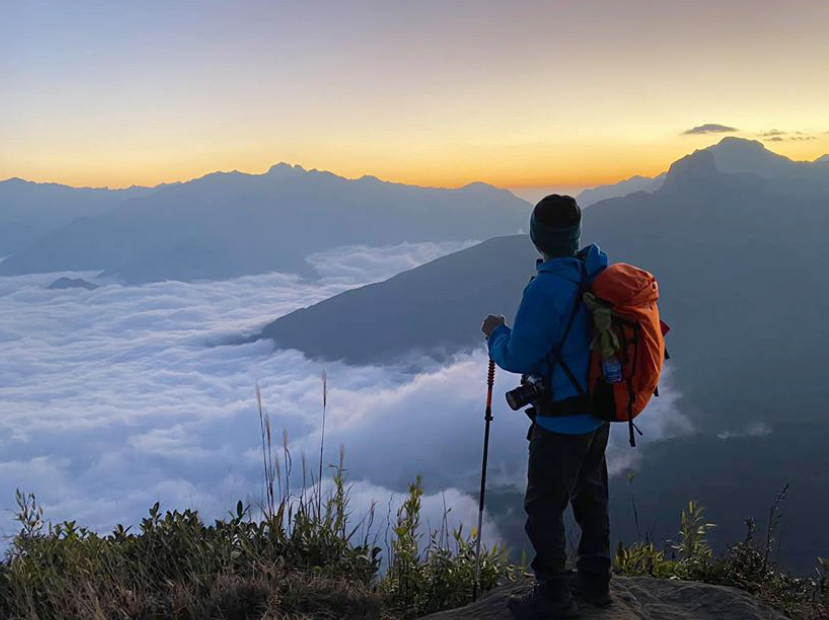 Hành trình trekking Lảo Thẩn tự túc chính thức khởi động theo con đường mòn lên núi.