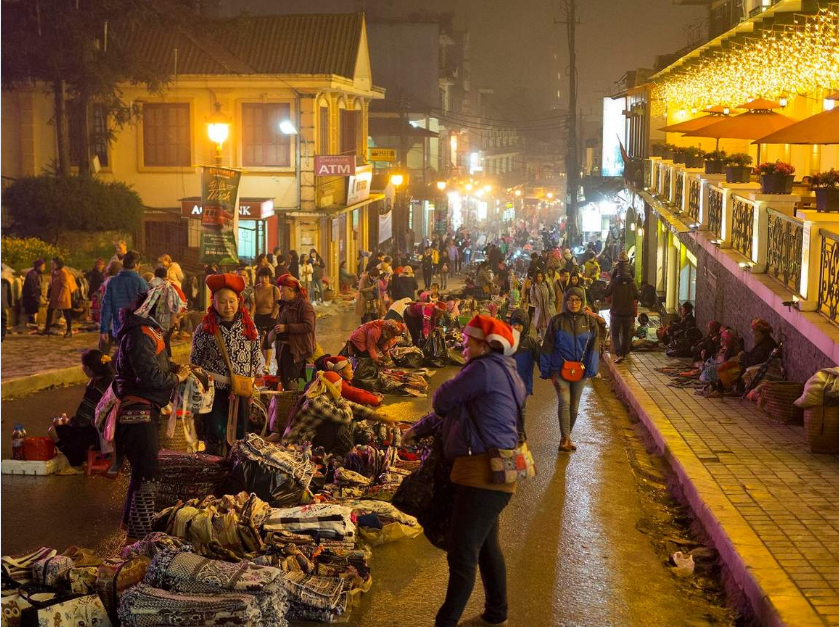 Chợ đêm Sa Pa là nơi hội tụ đầy đủ sắc màu văn hóa và nhịp sống của người dân bản địa.