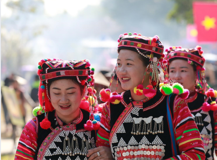 Chợ phiên cũng là không gian văn hóa nơi các đôi nam nữ gặp gỡ và giao duyên với nhau. 