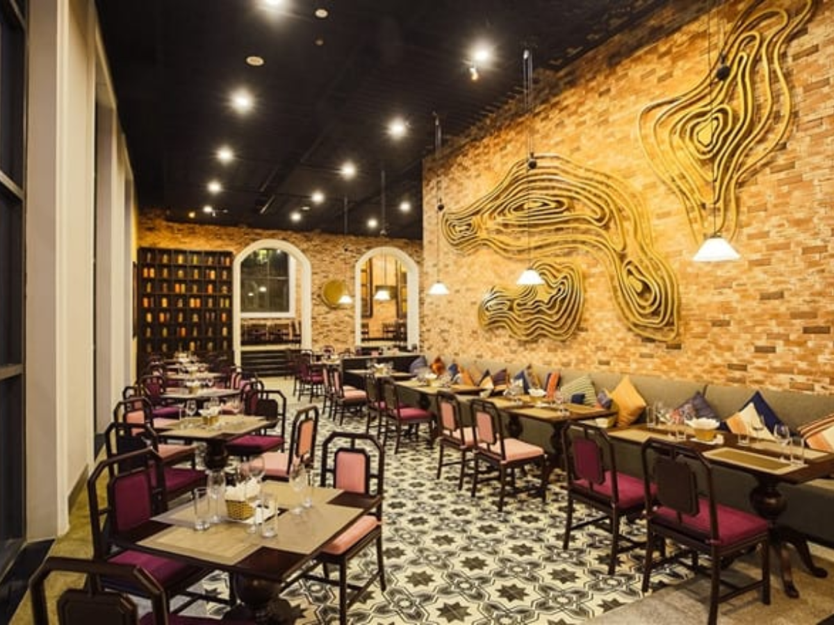 Nhà hàng Đỗ Quyên tại ga tàu sở hữu thiết kế hiện đại kết hợp chi tiết mang hơi thở Tây Bắc.