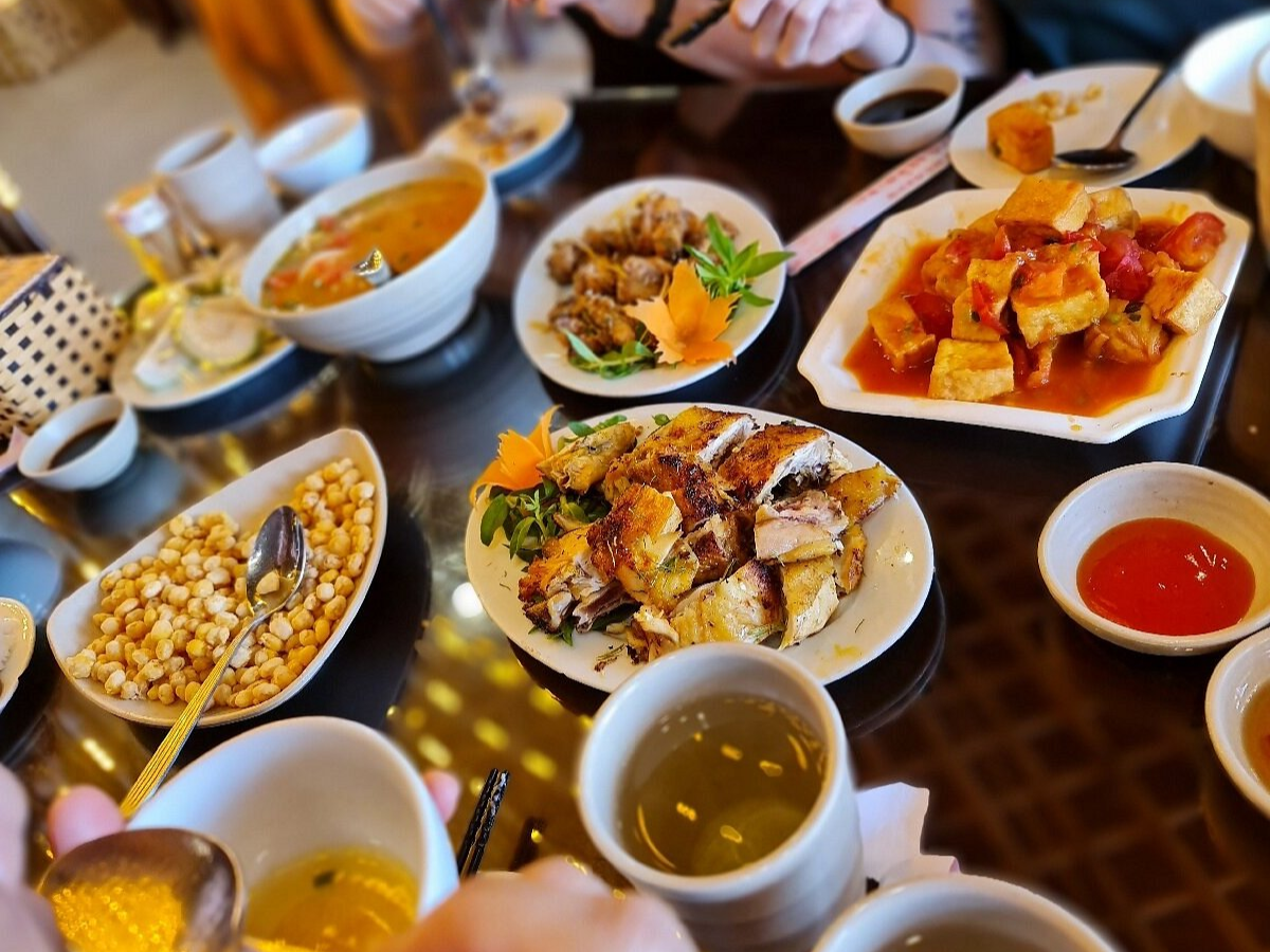 Nhà hàng Đỗ Quyên phục vụ món Âu Á đa dạng.