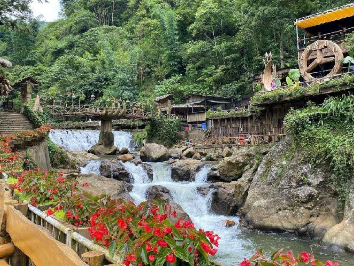 Đừng quên ghé thăm các điểm check-in nổi tiếng như bản Cát Cát, nhà thờ đá Sa Pa,..