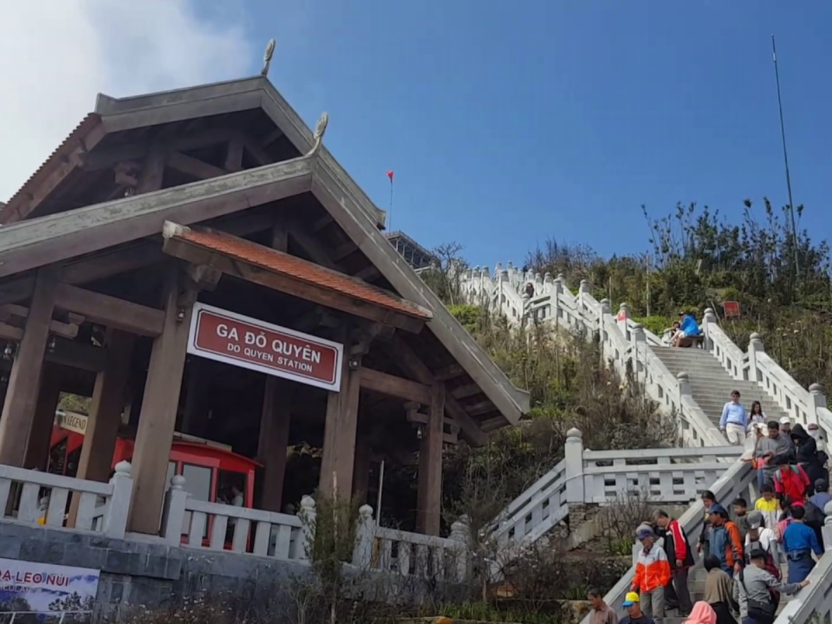 Ga Đỗ Quyên nằm trong quần thể Sun World Fansipan Legend và là điểm trung chuyển quan trọng.