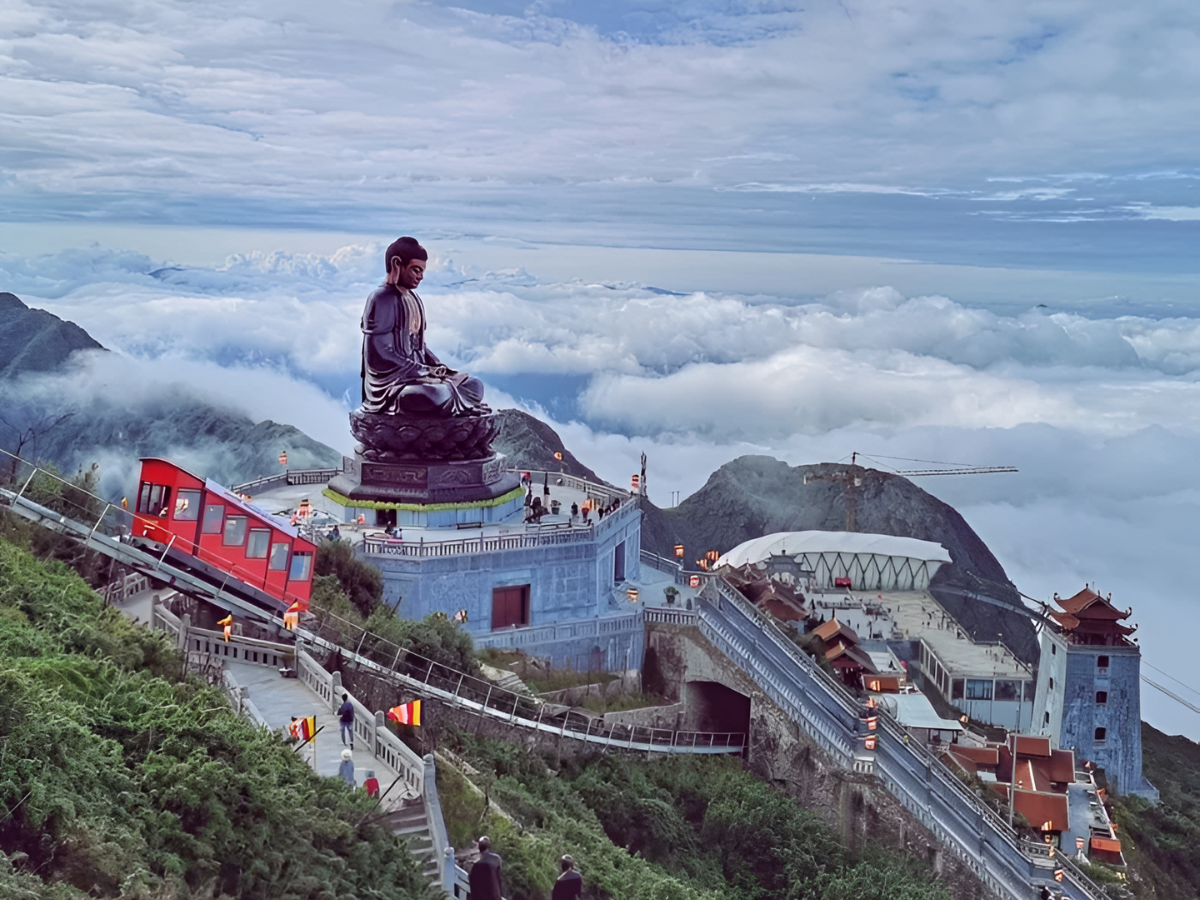 Sau chặng tàu tại Đỗ Quyên du khách có thể đi ga Trúc Mây hoặc tiếp tục bằng tuyến cáp treo.