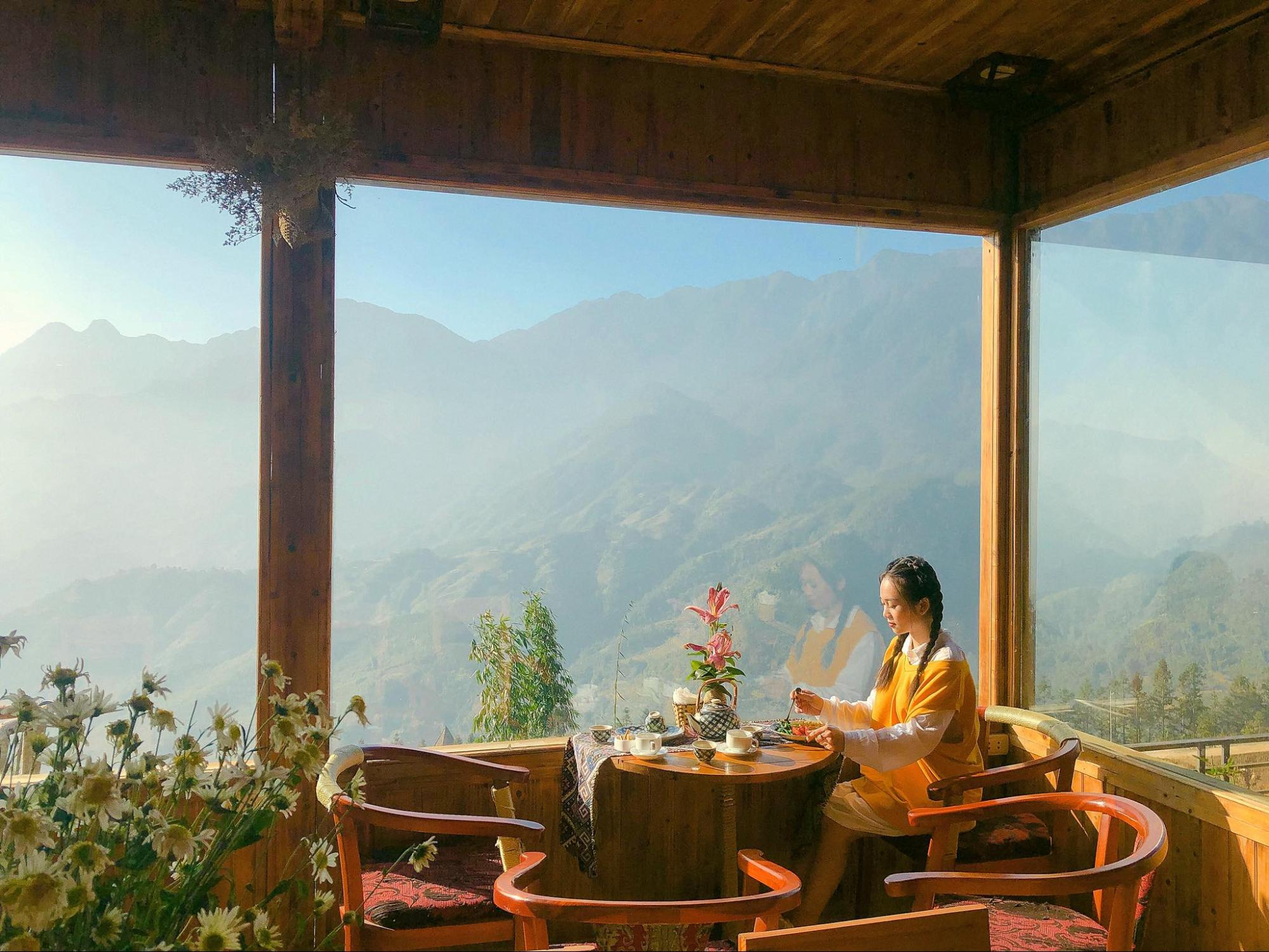 Du khách có thể chiêm ngưỡng khung cảnh núi rừng Tây Bắc hùng vĩ từ nhiều quán cafe Sa Pa