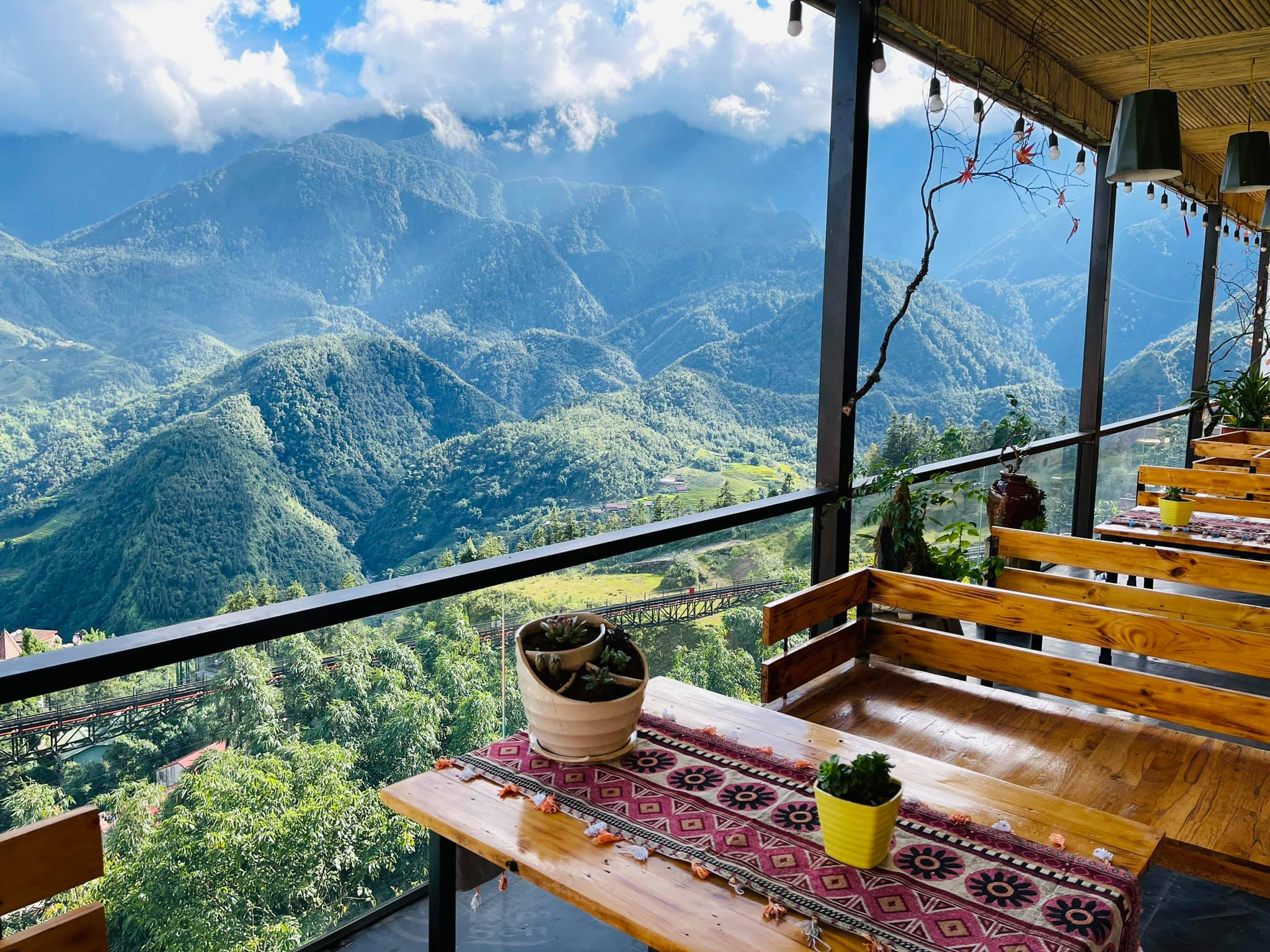 Tầm nhìn thiên nhiên cùng phong cách thiết kế mang văn hóa bản địa thu hút nhiều du khách tới các quán cafe Sa Pa 