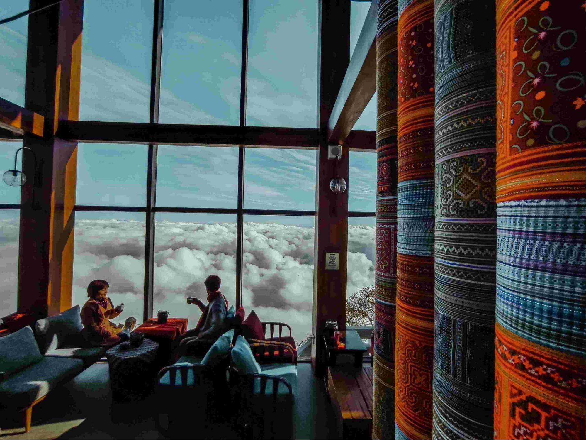 Du khách có thể ngắm nhìn biển mây cùng thiên nhiên Tây Bắc hùng vĩ ngay tại Cafe De Soleil
