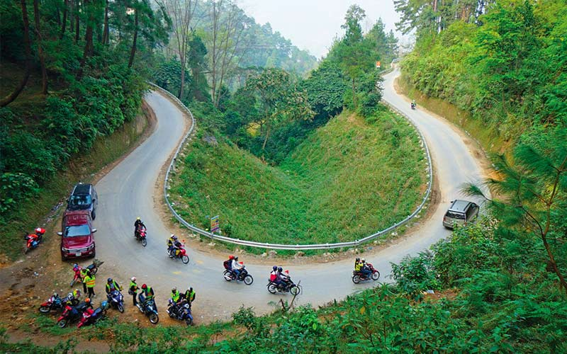 Du khách có thể thuê xe máy để di chuyển tới cổng trời Ô Quy Hồ