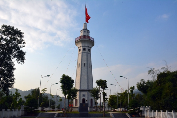 Công trình được xây dựng trên diện tích 2100 m2, với chiều cao 31,43 m tượng trưng cho đỉnh Fansipan