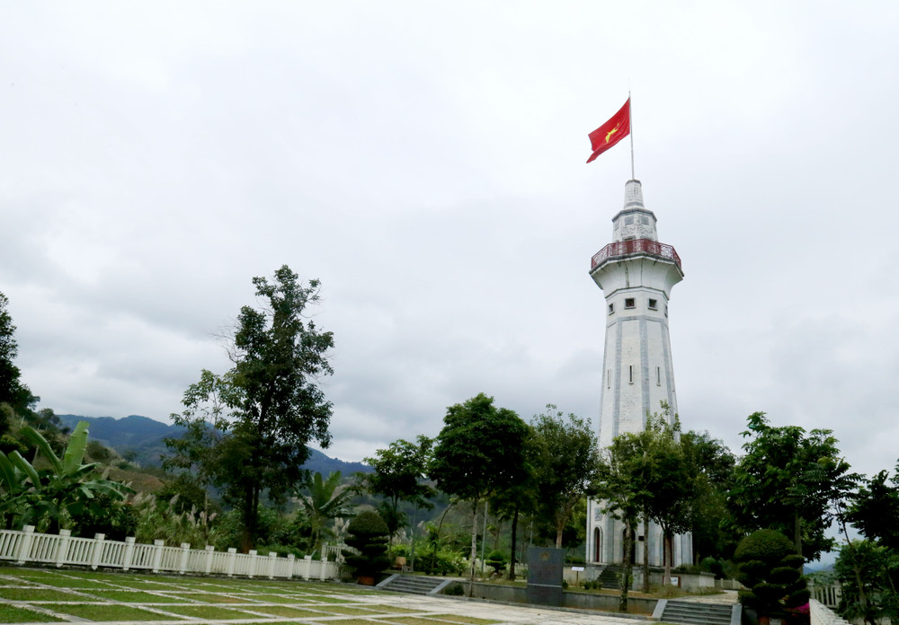 Du khách di chuyển từ Lào Cao cần khoảng 3 tiếng để tới Cột cờ Lũng Pô 