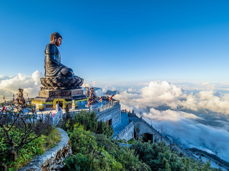 Du khách nên kết hợp tham quan các địa điểm nổi tiếng cùng các di tích lịch sử để hành trình khám phá Sa Pa trọn vẹn hơn