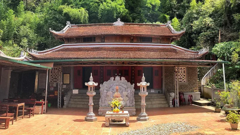 Không gian bên trong Đền Hàng Phố tại Sa Pa