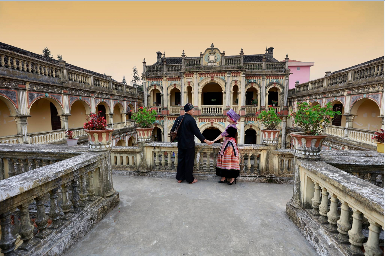 Du khách thích thú check in tại dinh thự Hoàng A Tưởng 