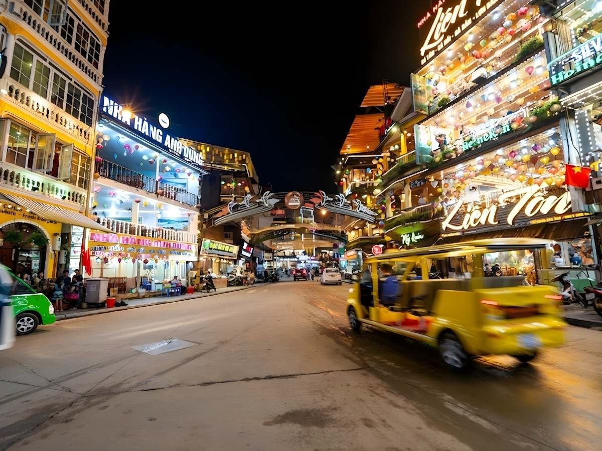 Du khách tham quan và mua sắm tại khu phố đêm tấp nập trong chuyến đi Sa pa 2 ngày 1 đêm.