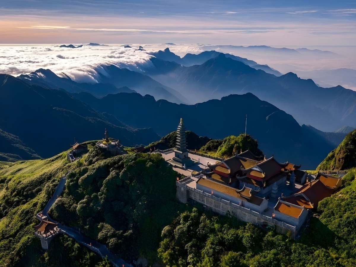 Thời tiết Sa Pa tháng 6 khá ấm áp, mây nhiều và có mưa rải rác.