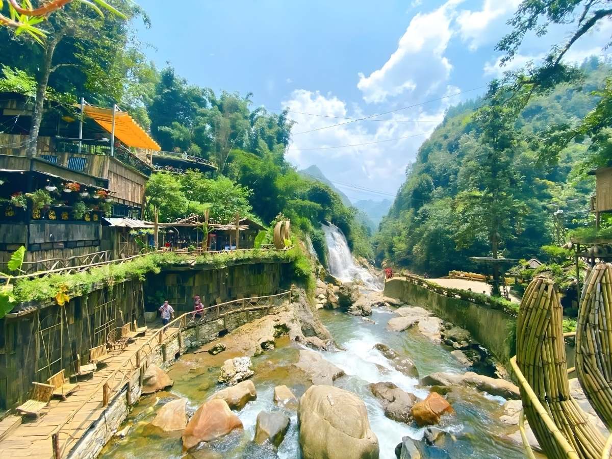 Không khí du lịch Sa Pa mùa hè luôn sôi động với nhiều lượt du khách ghé thăm.