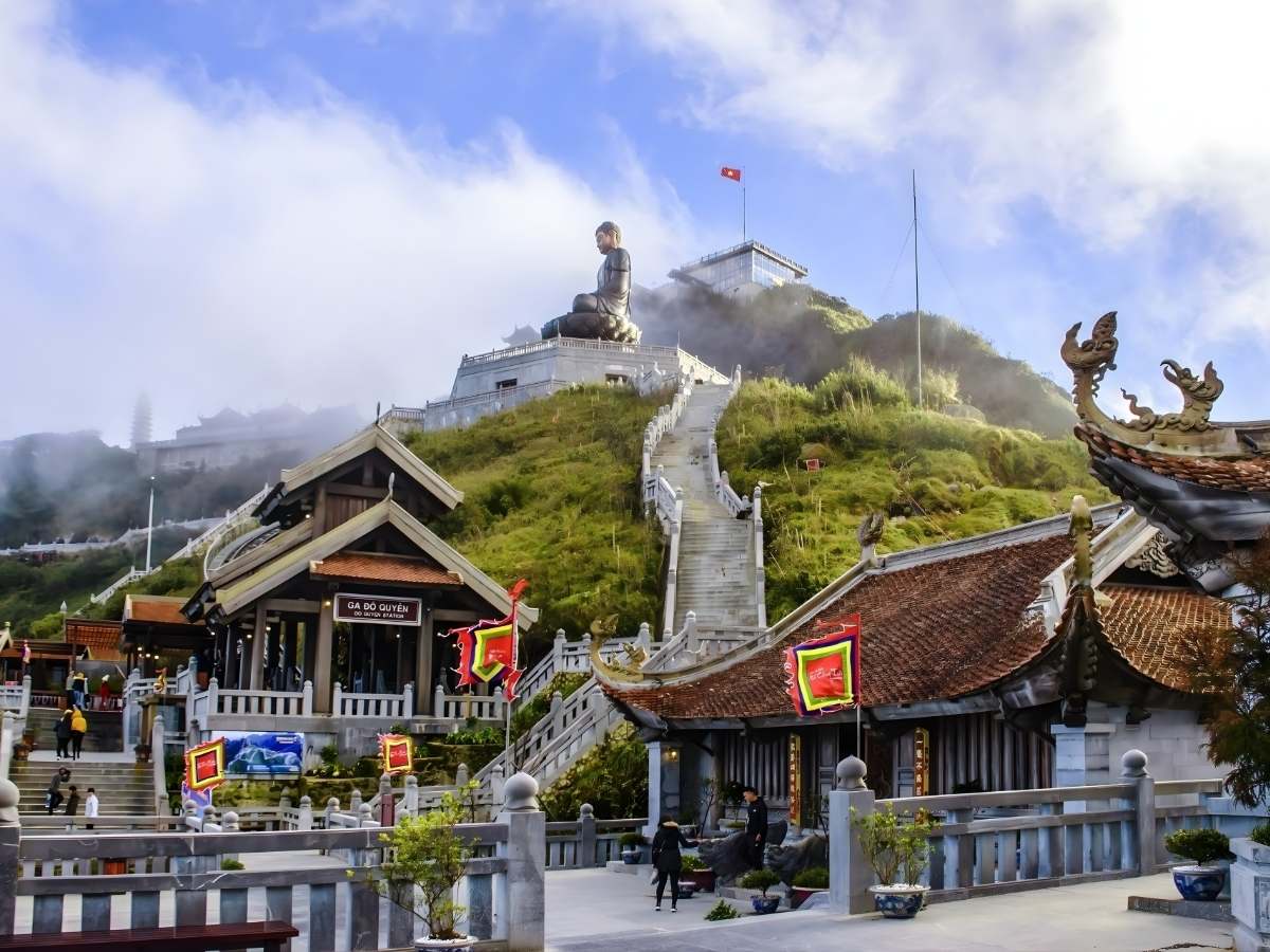 Khu du lịch tâm linh trên đỉnh Fansipan thu hút nhiều lượt du khách đến khám phá.