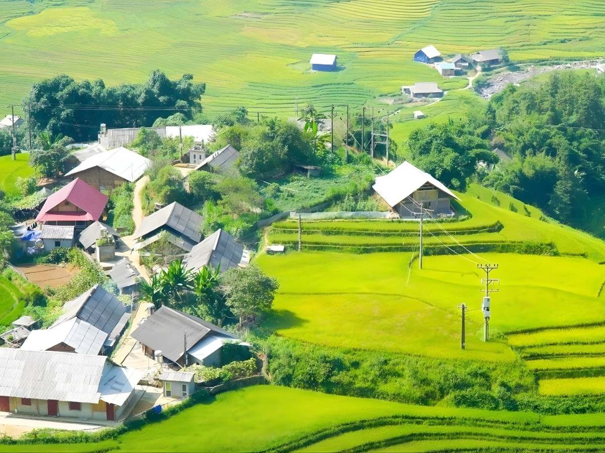 Du khách ngắm nhìn ruộng bậc thang xanh mướt và bản làng yên bình.