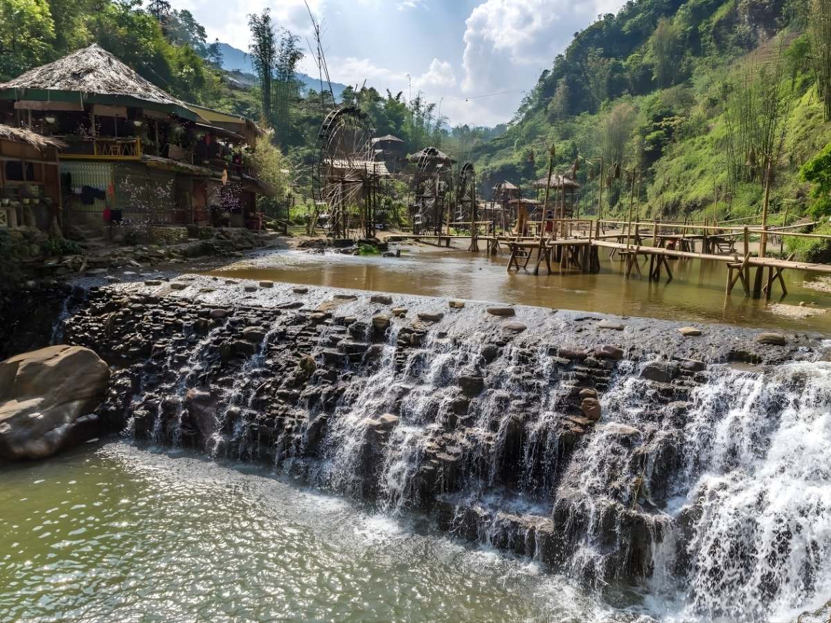 Du khách trekking và tham quan bản làng yên bình tại Sa pa trong lịch trình 2 ngày 1 đêm.