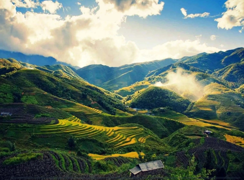 Du khách có thể ngắm nhìn toàn cảnh thung lũng khi đi tàu hỏa Mường Hoa hoặc trên các con đường làng.