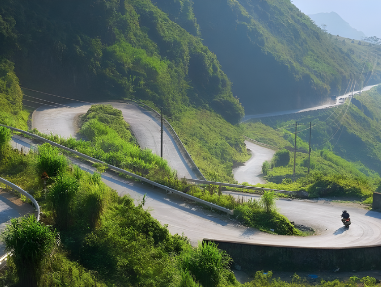 Phương tiện xe máy được nhiều du khách trẻ yêu thích nhờ tính linh hoạt.