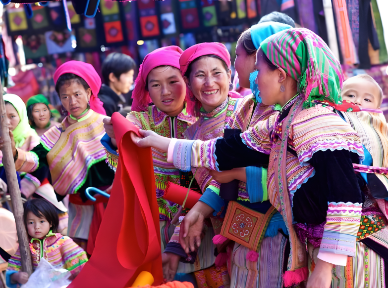 Dạo bước giữa phiên chợ, du khách dễ dàng cảm nhận được sự chân chất, gần gũi qua những cuộc trò chuyện của người dân tộc