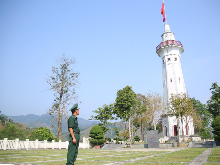 Du khách cần nghiêm túc tuân thủ các quy định tại điểm tham quan, làm theo hướng dẫn của lực lượng biên phòng.