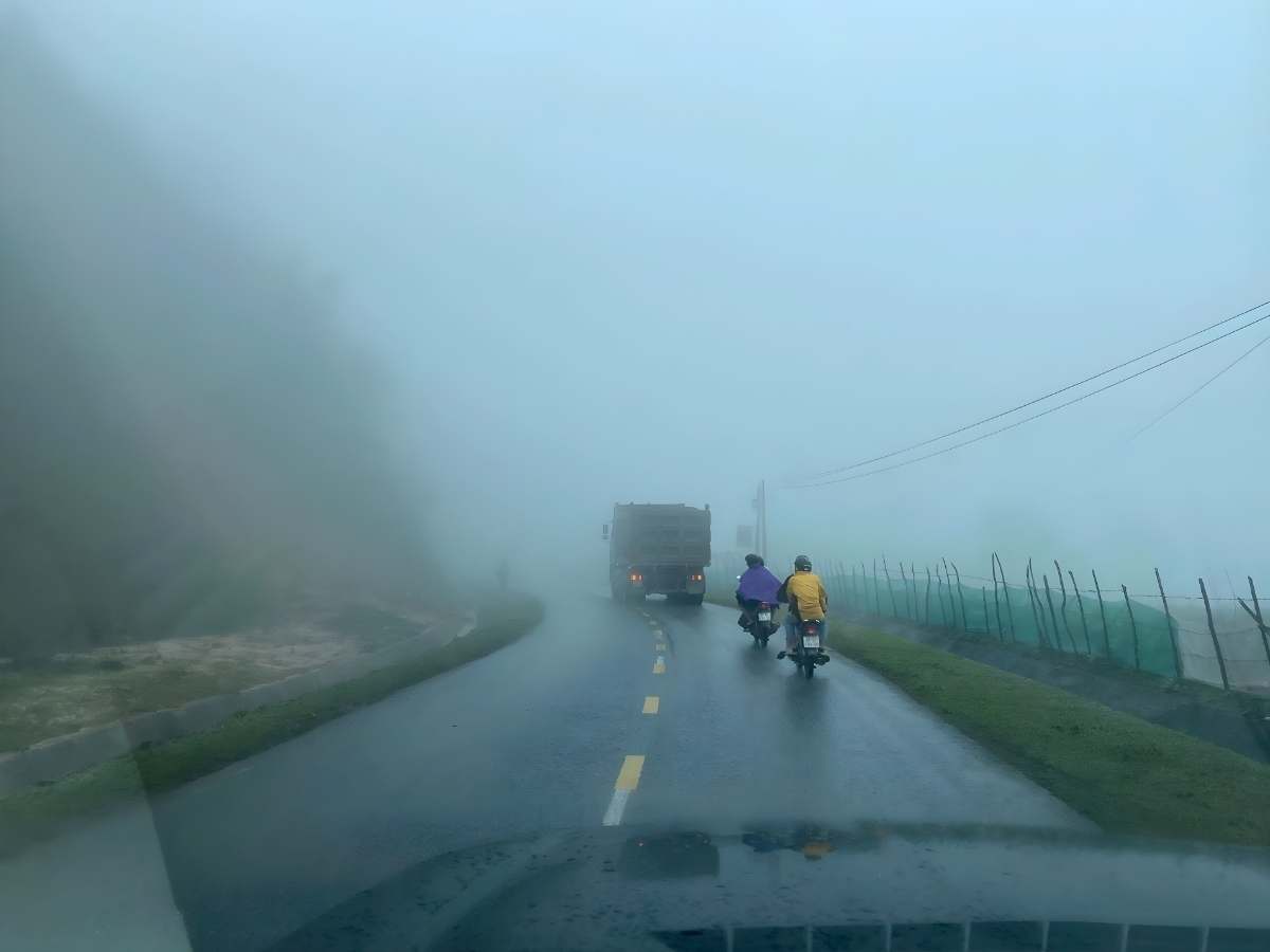 Du khách di chuyển chậm bằng xe máy khi đến Tây Bắc.