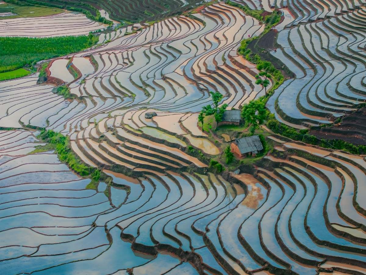 Ngắm nhìn ruộng bậc thang mùa nước đổ phản chiếu mây trời lung linh.