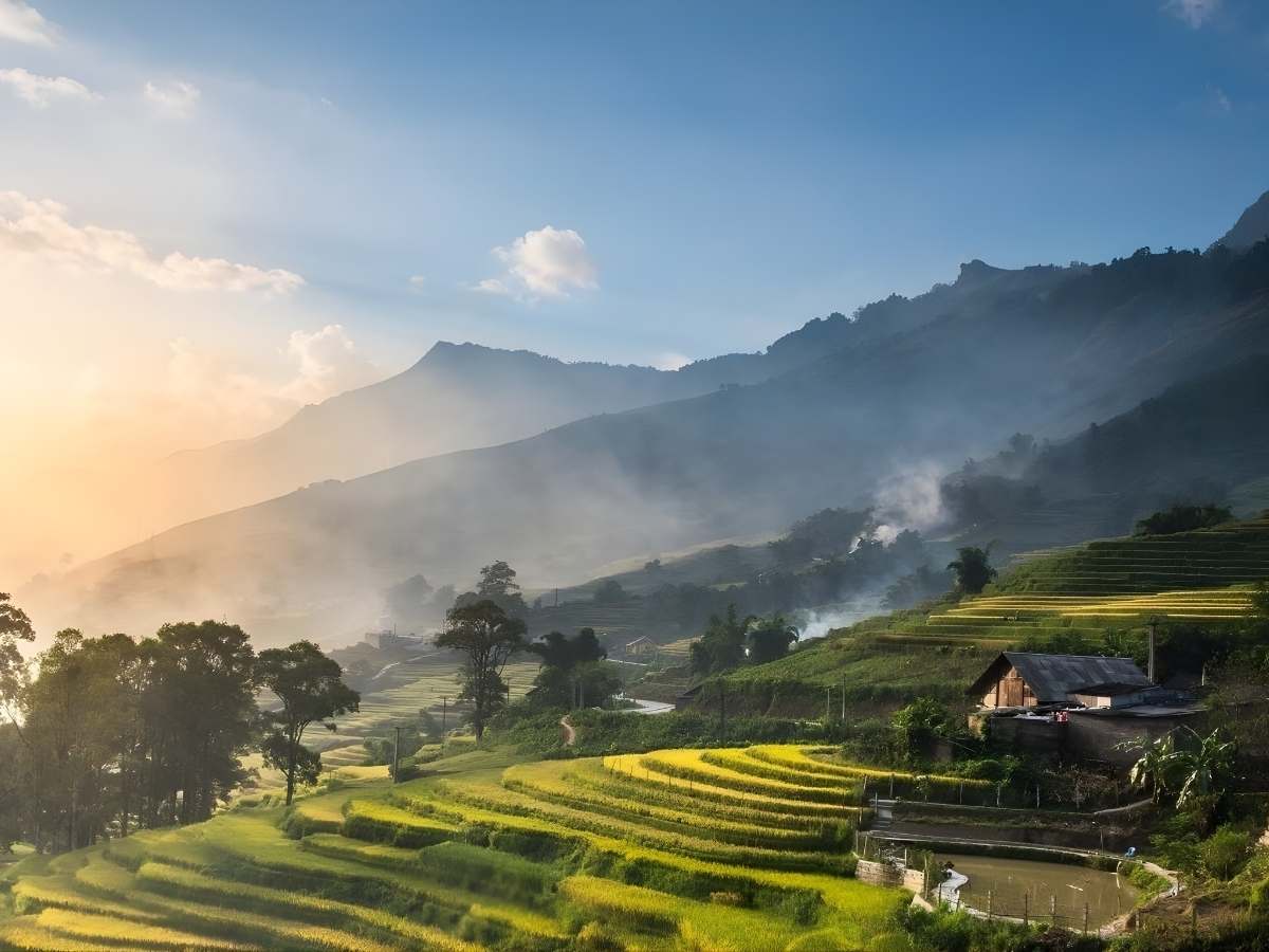 Khung cảnh Sa pa mùa mưa hiện lên huyền ảo giữa núi non trùng điệp.