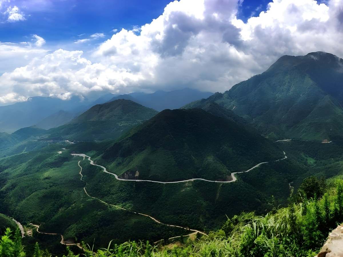 Du khách di chuyển bằng xe máy trên con đường rộng và luôn trang bị đồ bảo hộ.