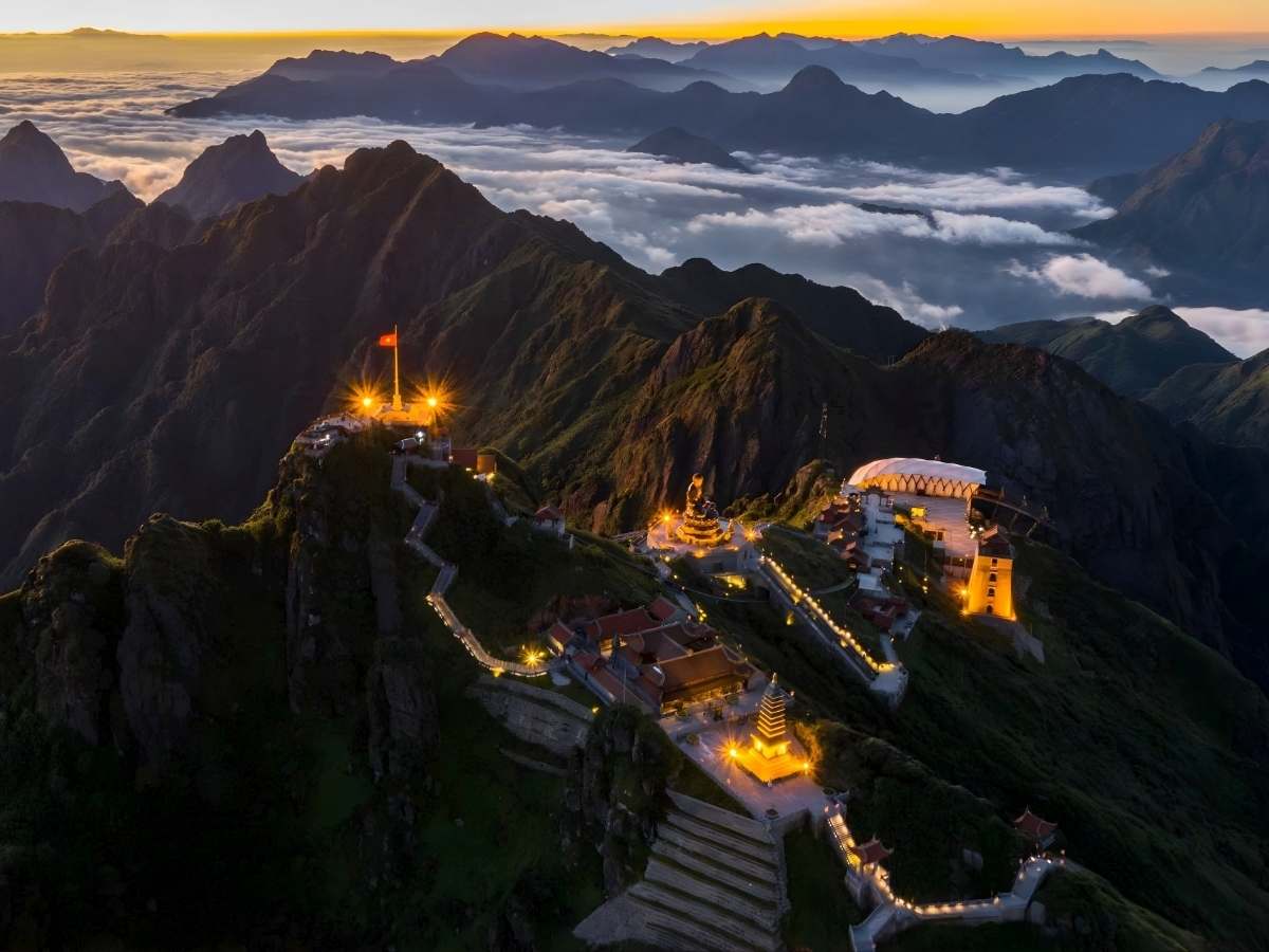 Sa Pa khi đêm về lung linh ánh đèn giữa biển mây.