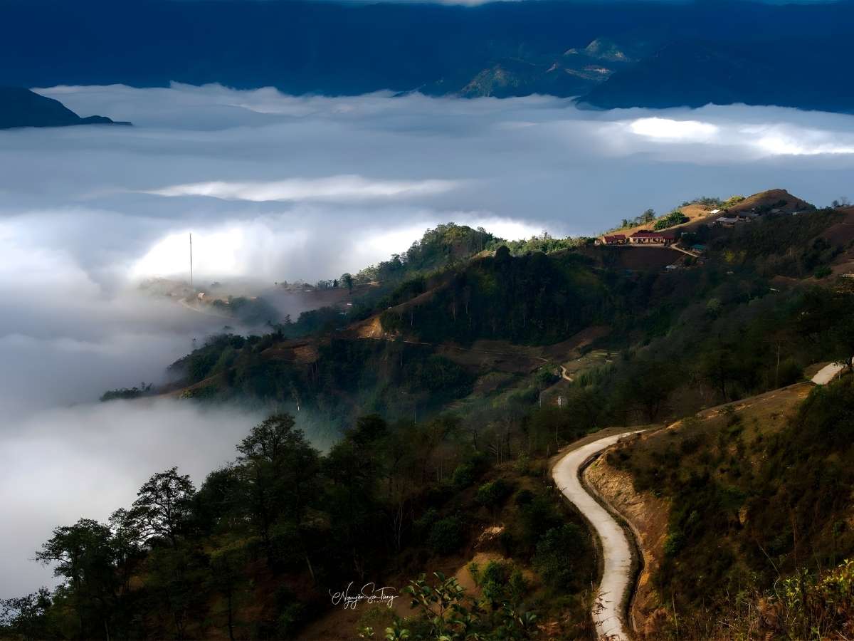 Cung đường uốn lượn giữa biển mây Y Tý thể hiện đặc trưng địa hình vùng cao. Lào Cai. 
